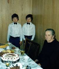 Kommunion. Ich bin (links) mit meinem Zwillingsbruder und Oma Anna